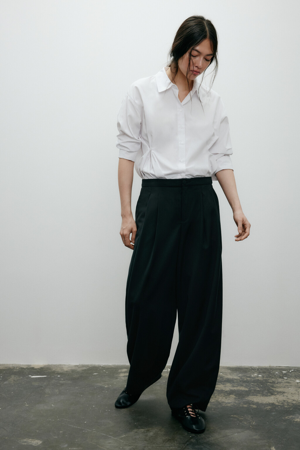 Брюки-бананы костюмные со складками - цвет черный - 3