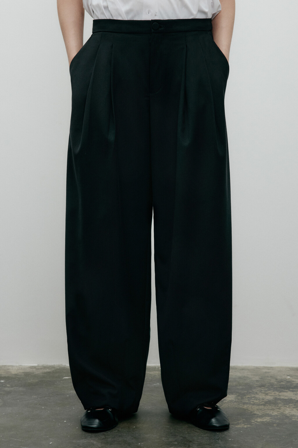 Брюки-бананы костюмные со складками - цвет черный - 4