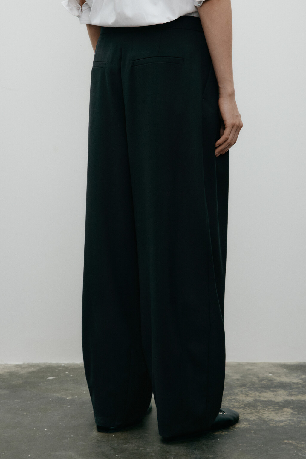 Брюки-бананы костюмные со складками - цвет черный - 13