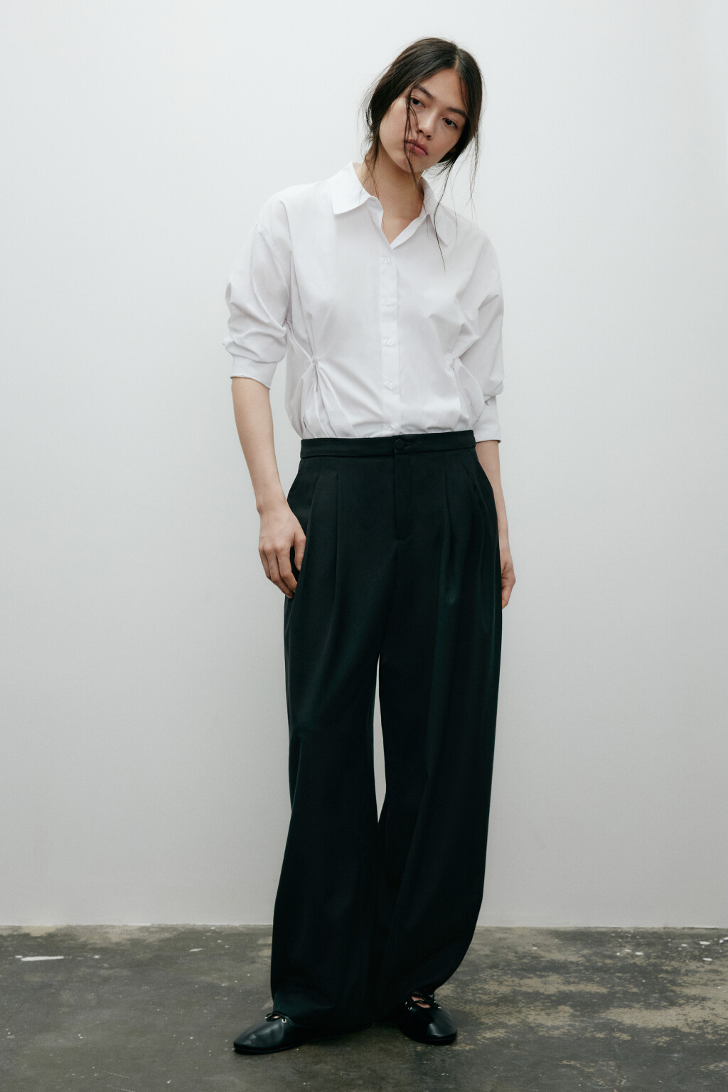 Брюки-бананы костюмные со складками - цвет черный - 6