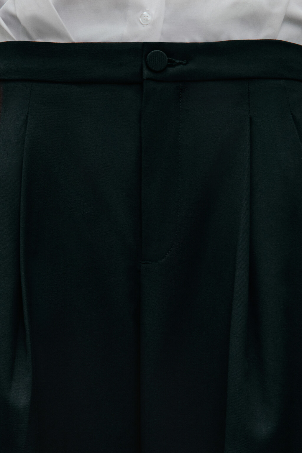 Брюки-бананы костюмные со складками - цвет черный - 7