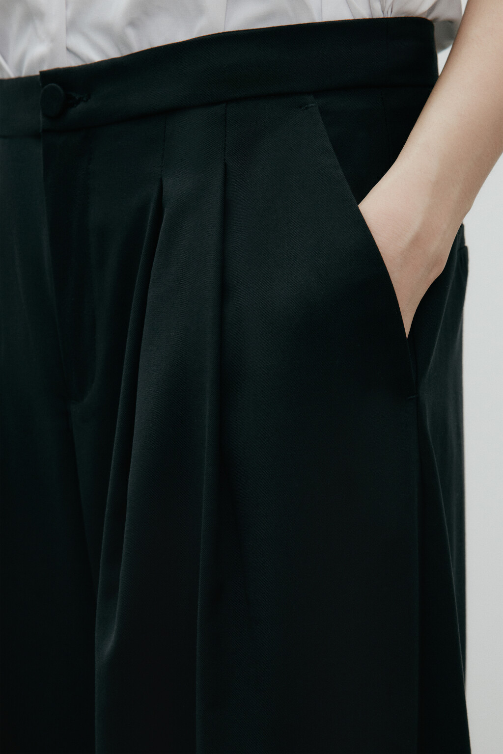 Брюки-бананы костюмные со складками - цвет черный - 16