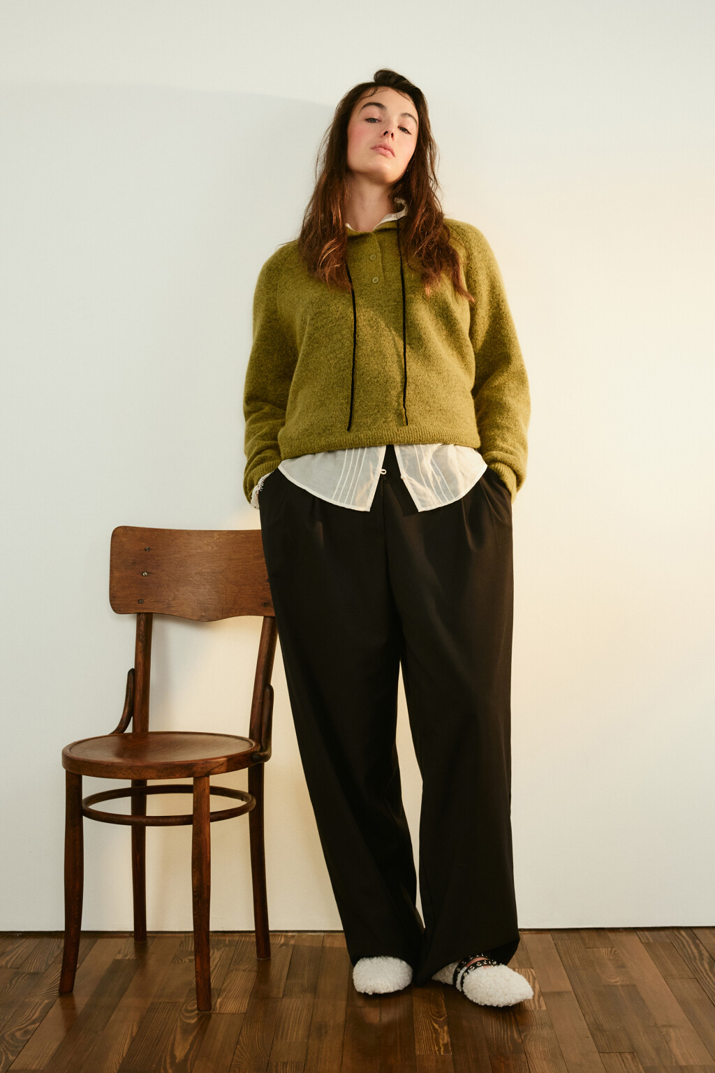 Брюки-бананы костюмные со складками - цвет черный - 1