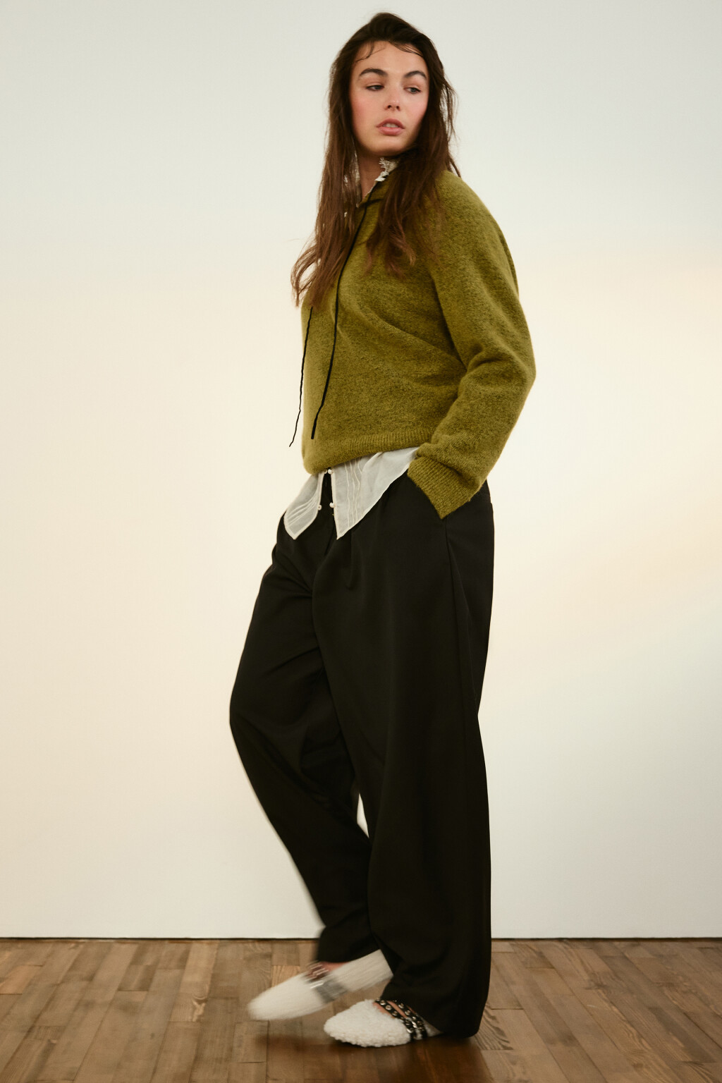 Брюки-бананы костюмные со складками - цвет черный - 2