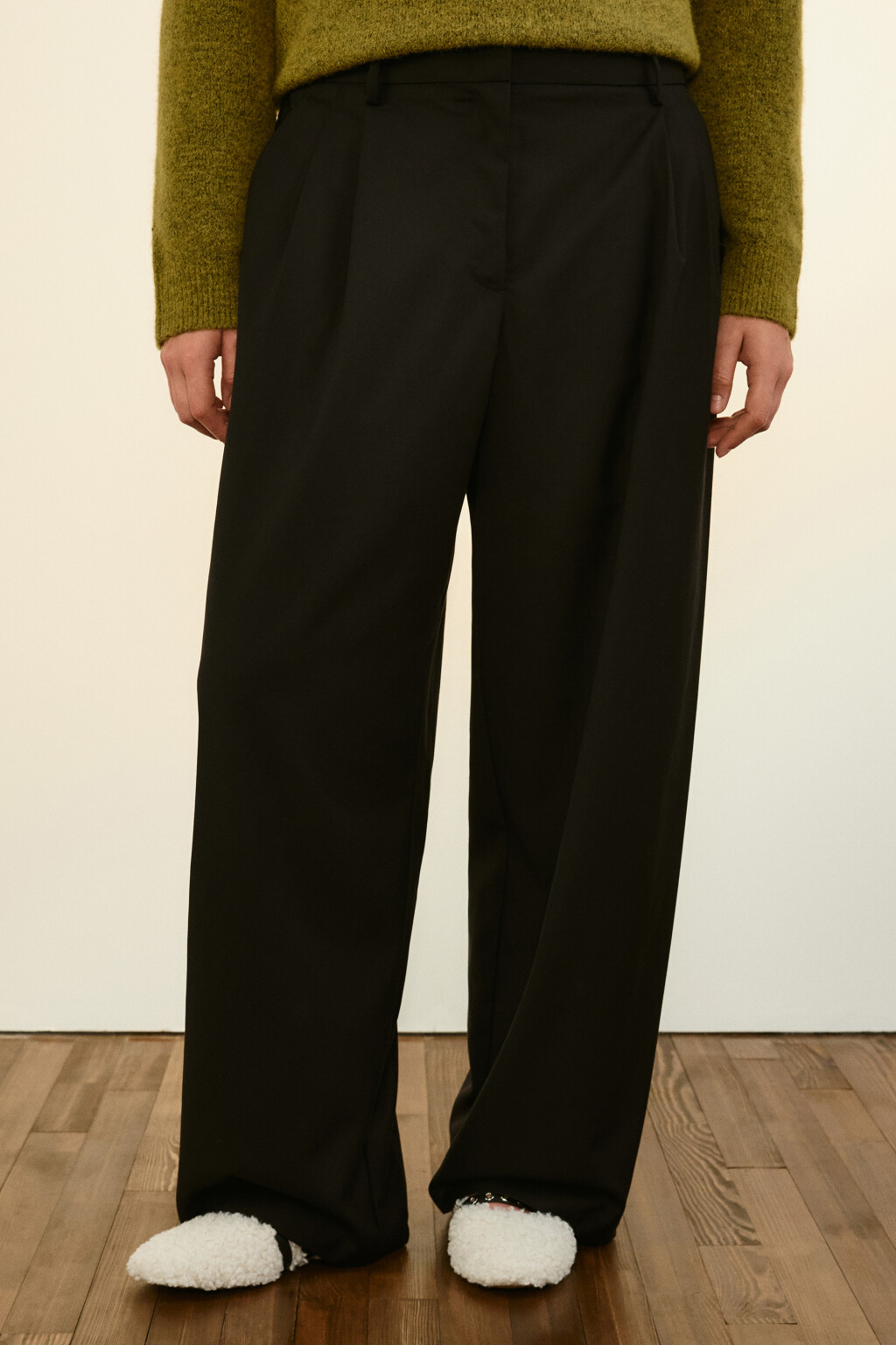 Брюки-бананы костюмные со складками - цвет черный - 3