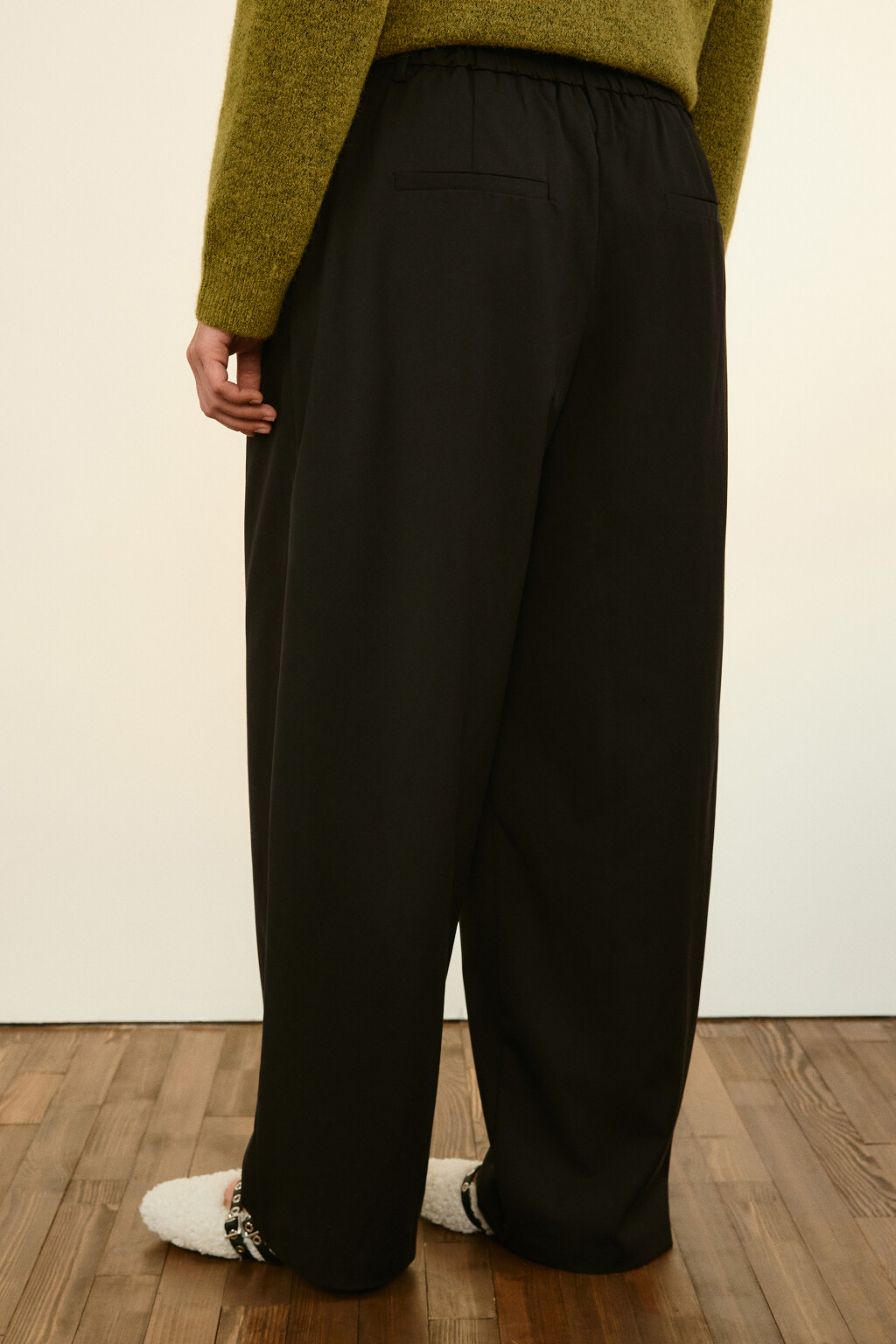 Брюки-бананы костюмные со складками - цвет черный - 4