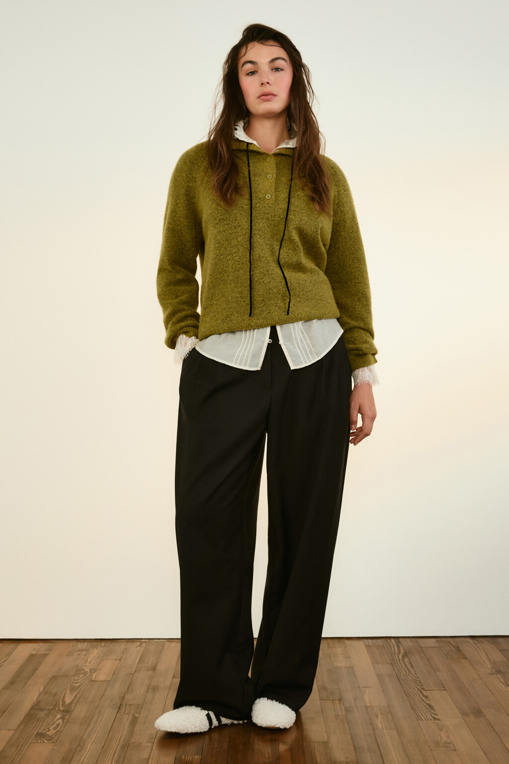 Брюки-бананы костюмные со складками - цвет черный - 5