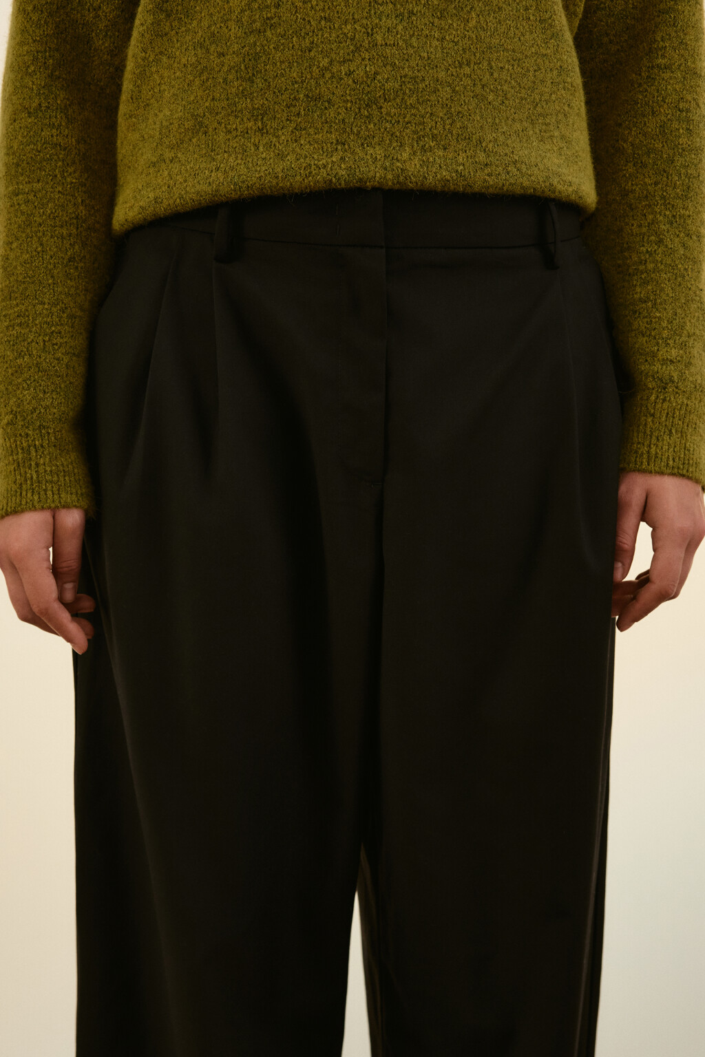 Брюки-бананы костюмные со складками - цвет черный - 6