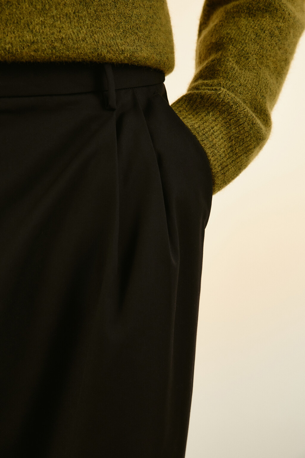 Брюки-бананы костюмные со складками - цвет черный - 7