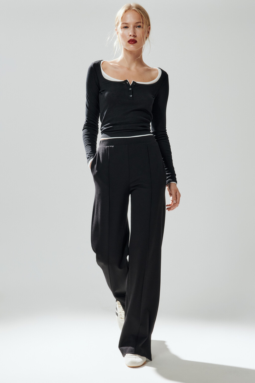 Брюки прямые костюмные с разрезами - цвет черный - 1