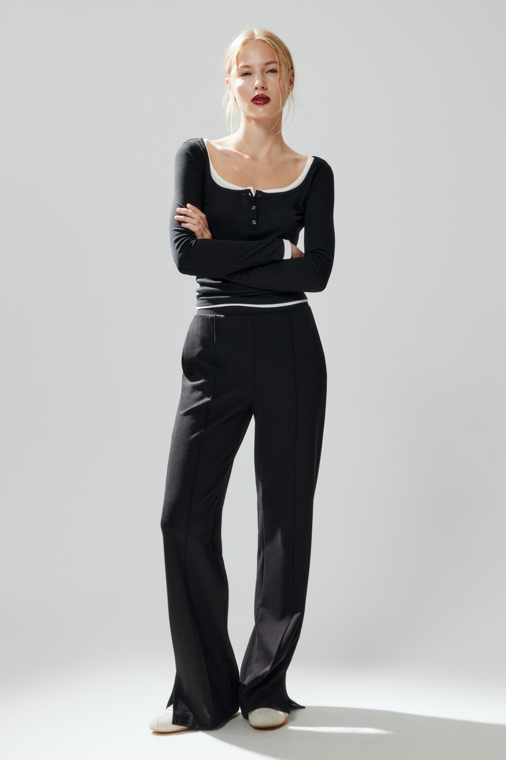 Брюки прямые костюмные с разрезами - цвет черный - 4