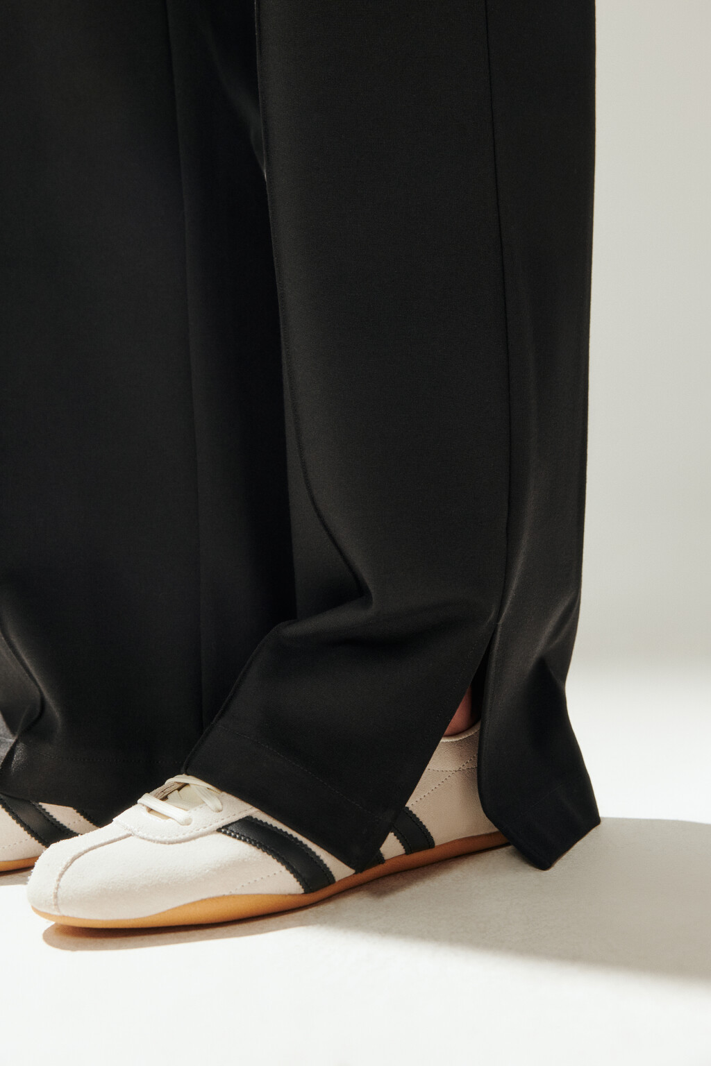 Брюки прямые костюмные с разрезами - цвет черный - 6