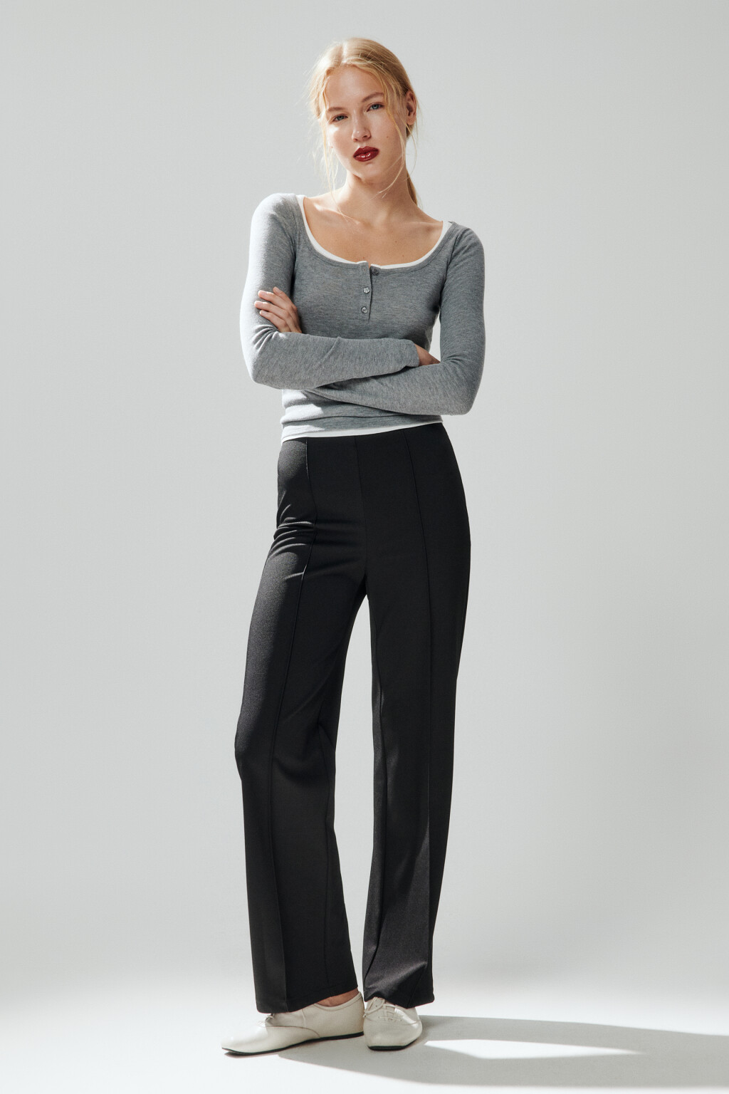 Брюки костюмные со стрелками - цвет черный - 1