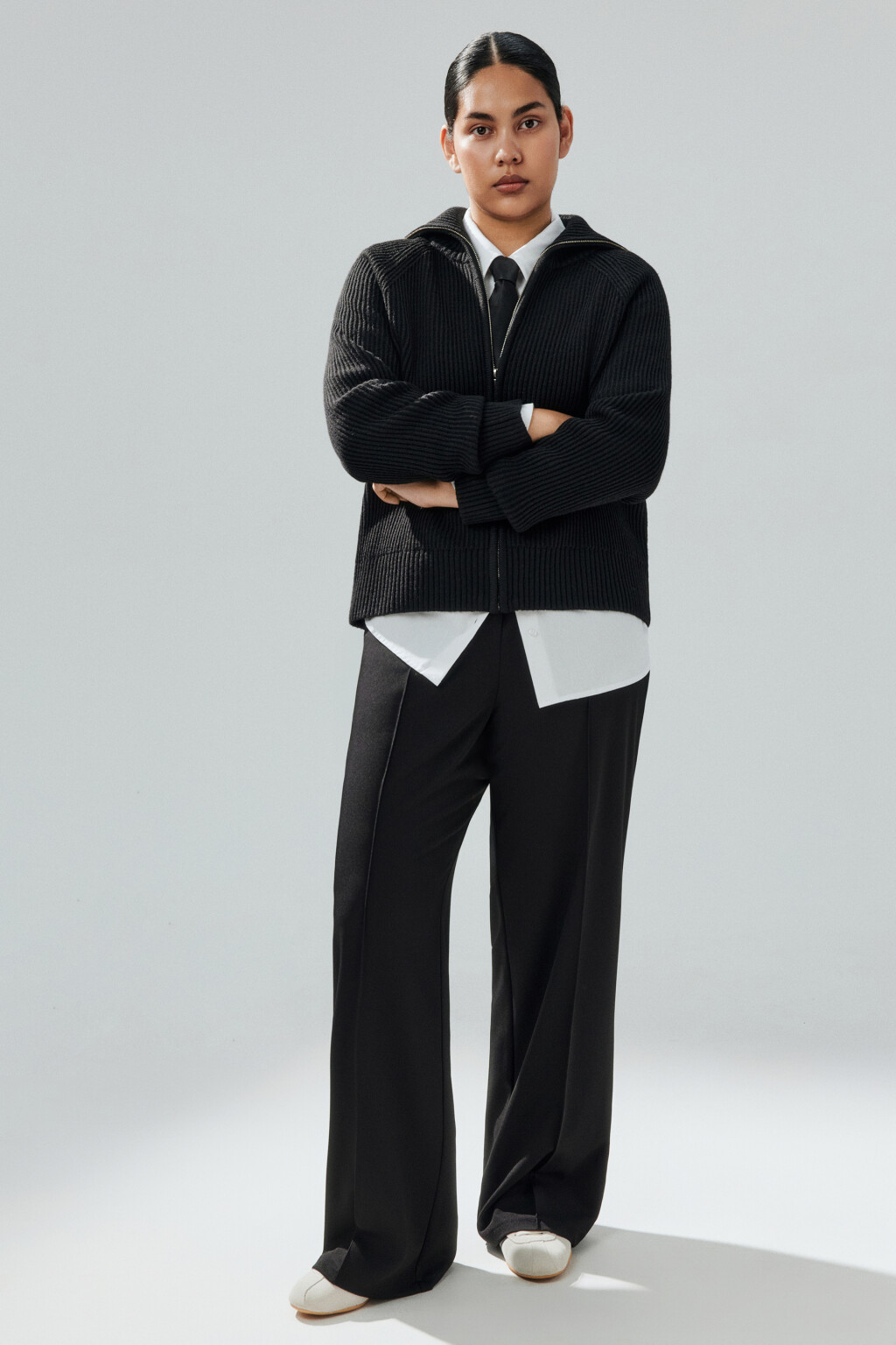 Брюки костюмные со стрелками - цвет черный - 1