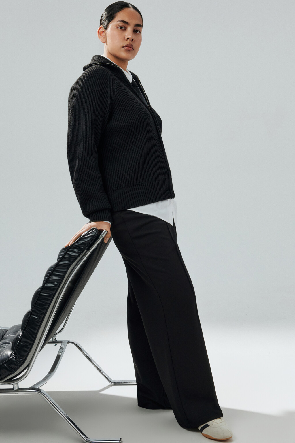 Брюки костюмные со стрелками - цвет черный - 2