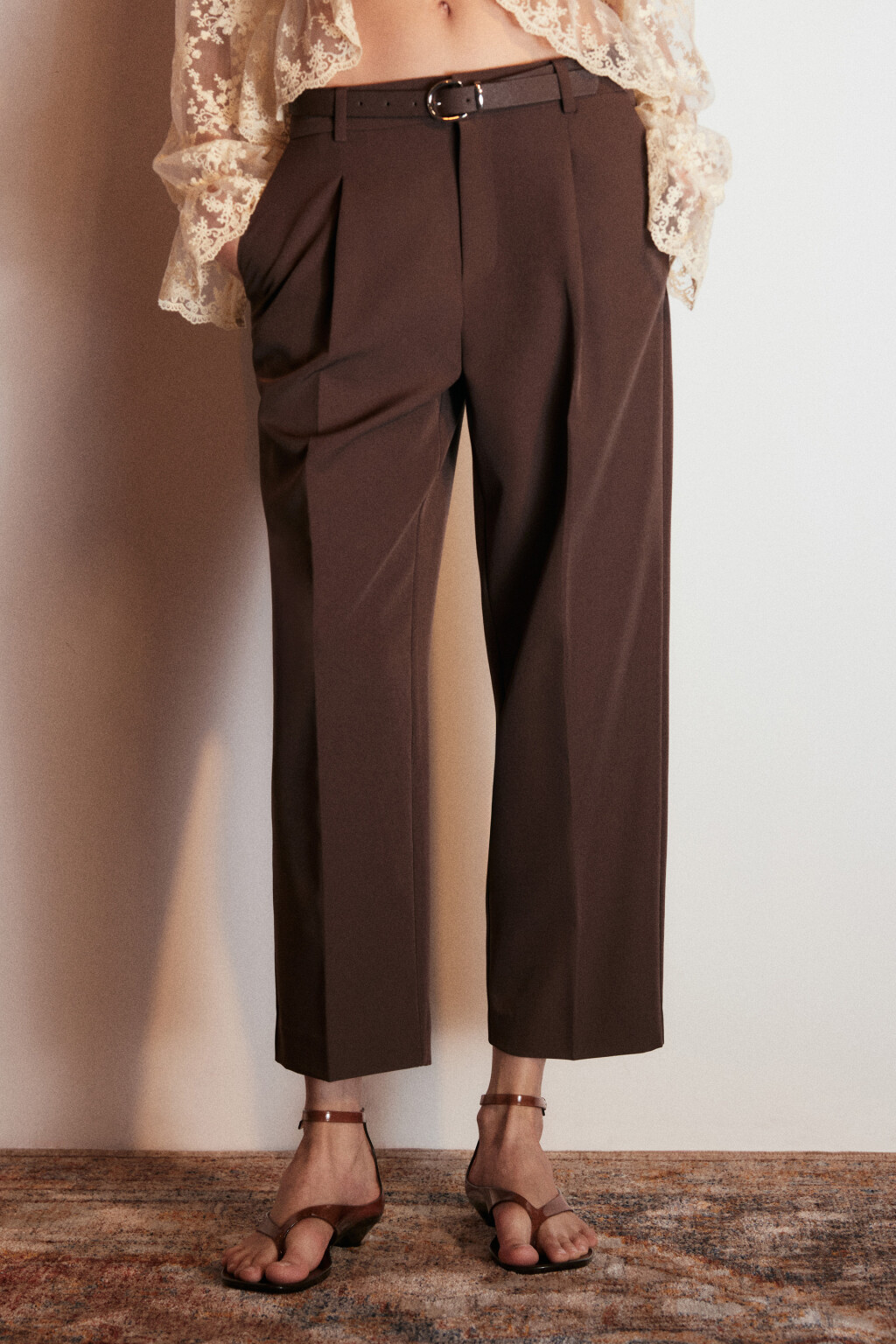 Брюки-бананы костюмные с ремнем - цвет коричневый - 2