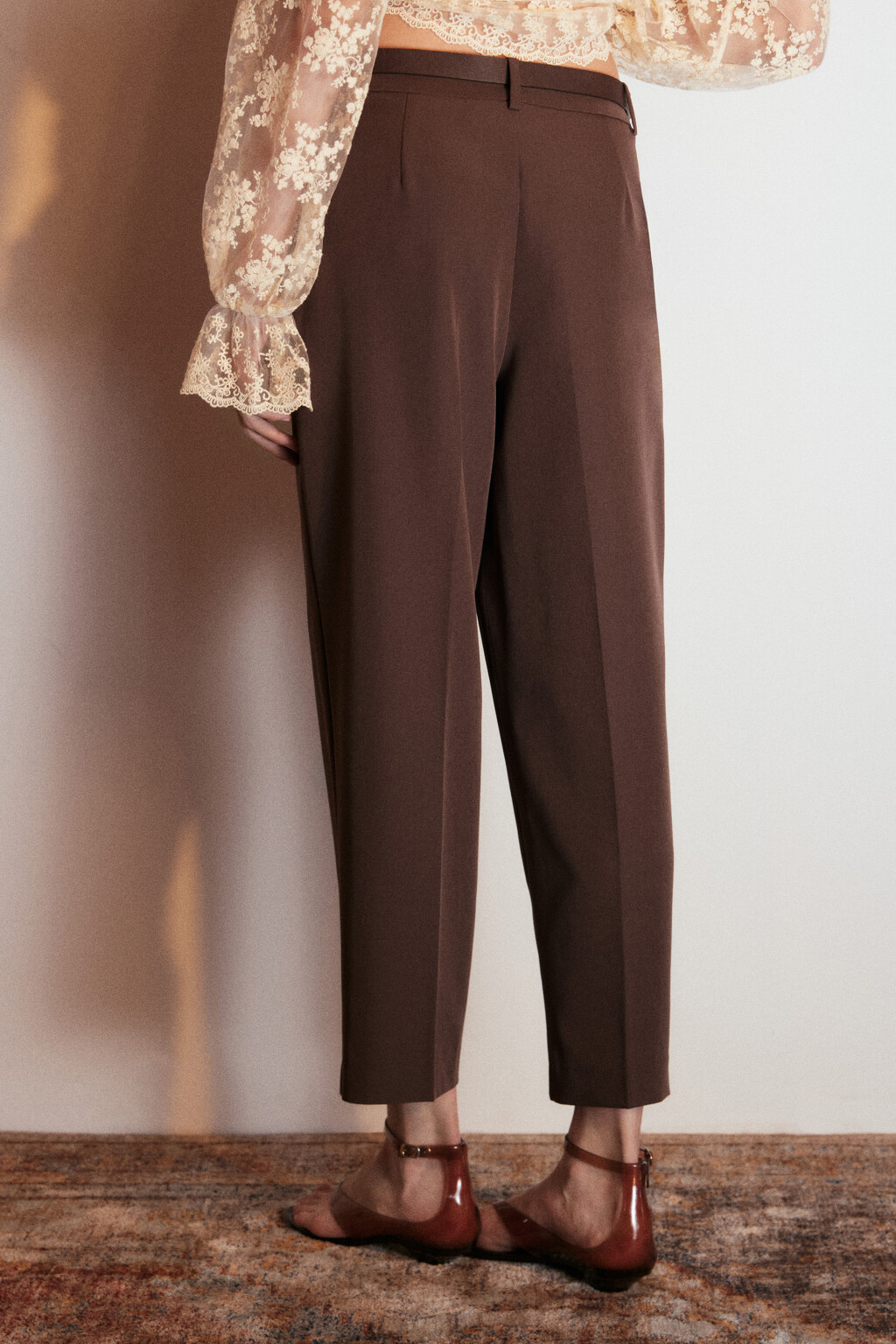 Брюки-бананы костюмные с ремнем - цвет коричневый - 3
