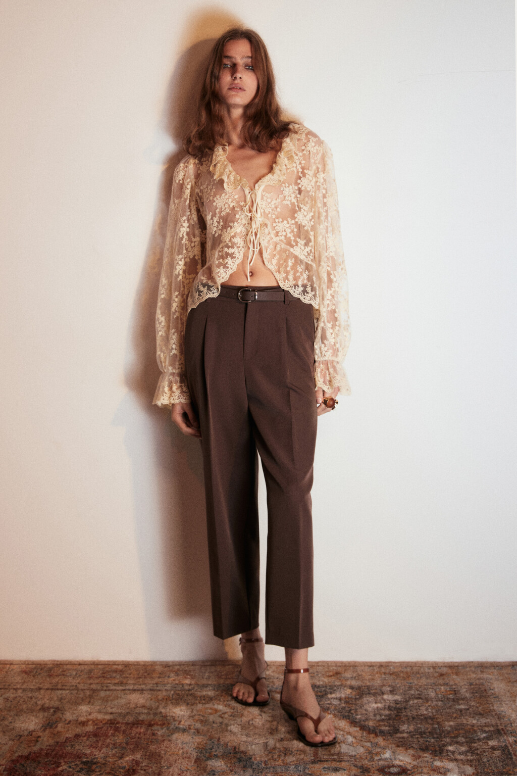 Брюки-бананы костюмные с ремнем - цвет коричневый - 4