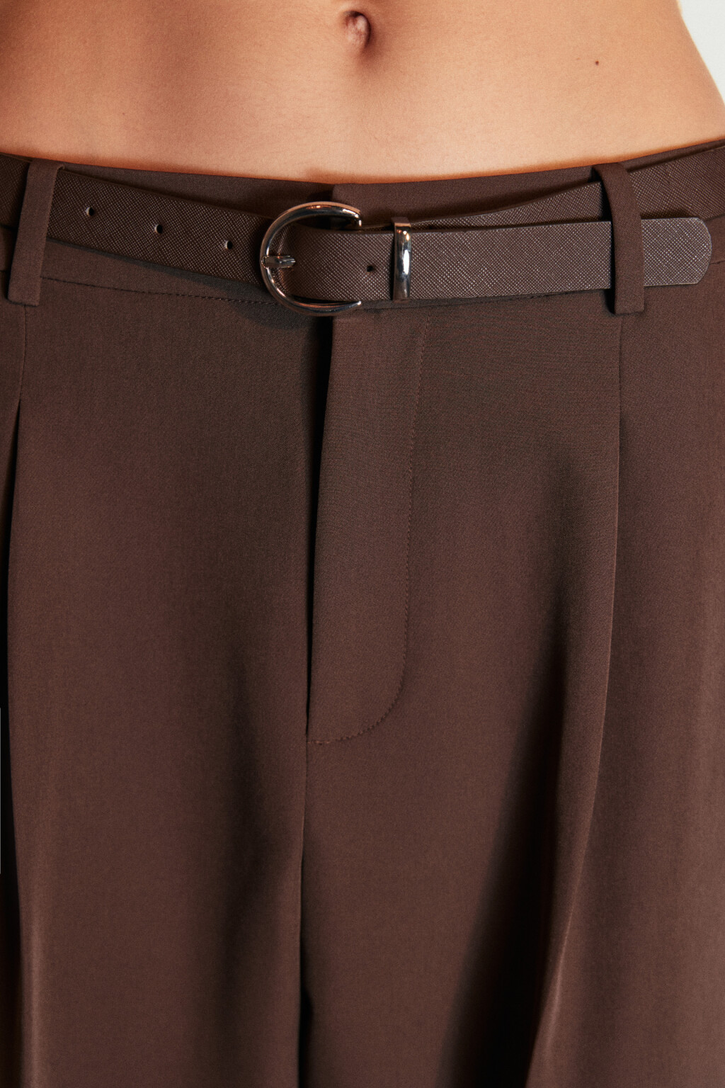 Брюки-бананы костюмные с ремнем - цвет коричневый - 5