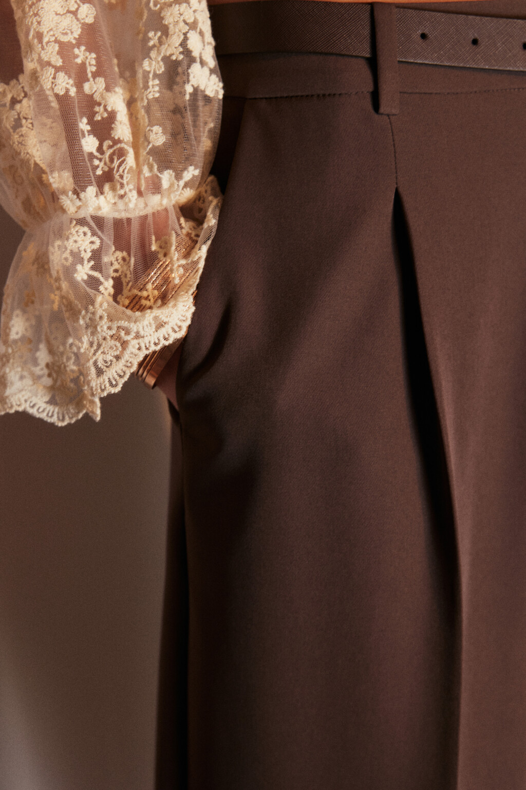 Брюки-бананы костюмные с ремнем - цвет коричневый - 6