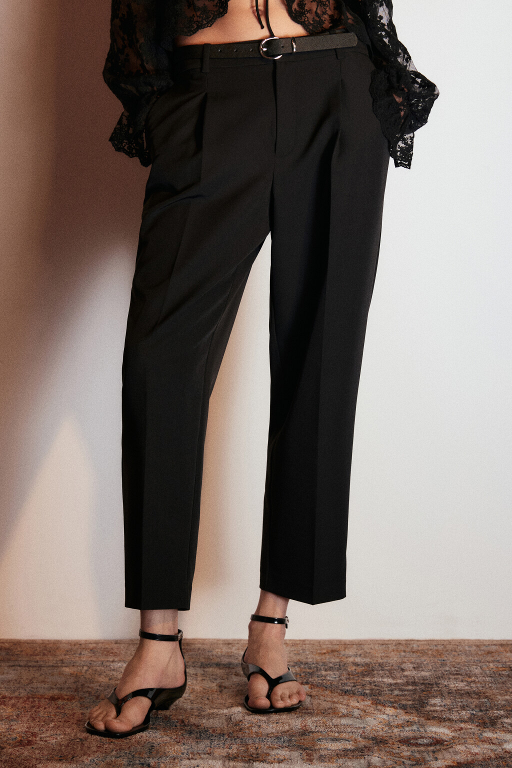 Брюки-бананы костюмные с ремнем - цвет черный - 2