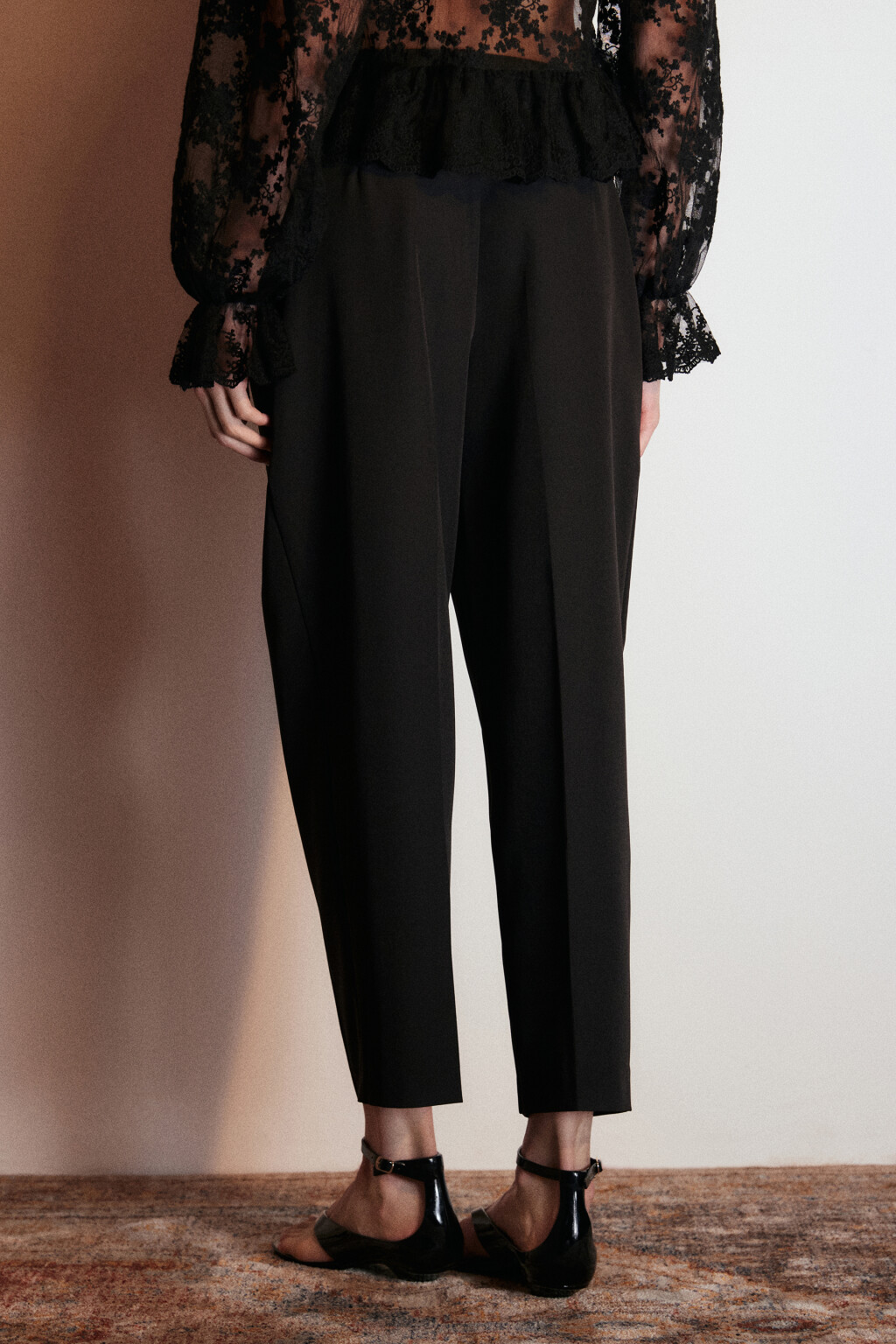 Брюки-бананы костюмные с ремнем - цвет черный - 3