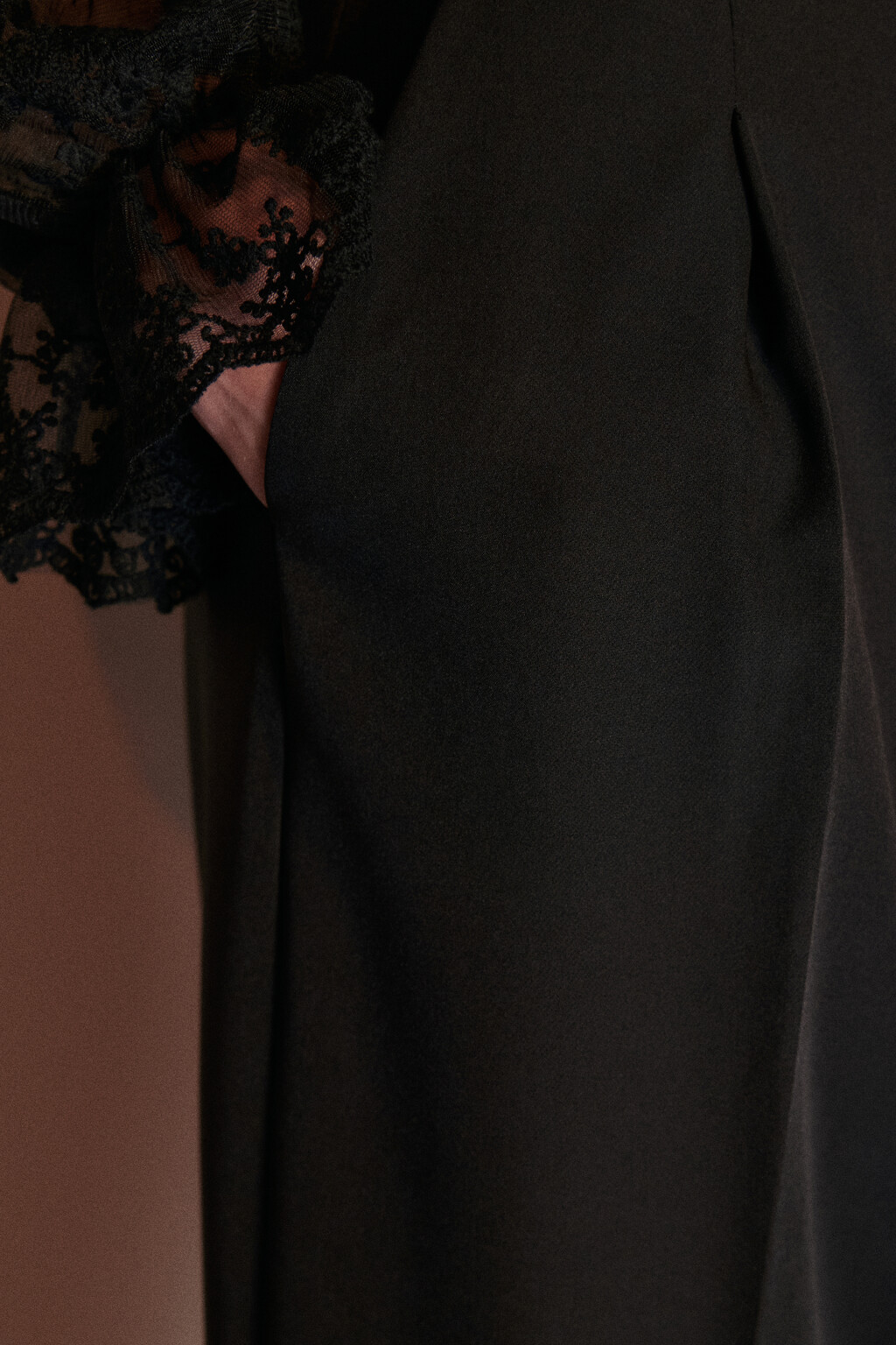 Брюки-бананы костюмные с ремнем - цвет черный - 4