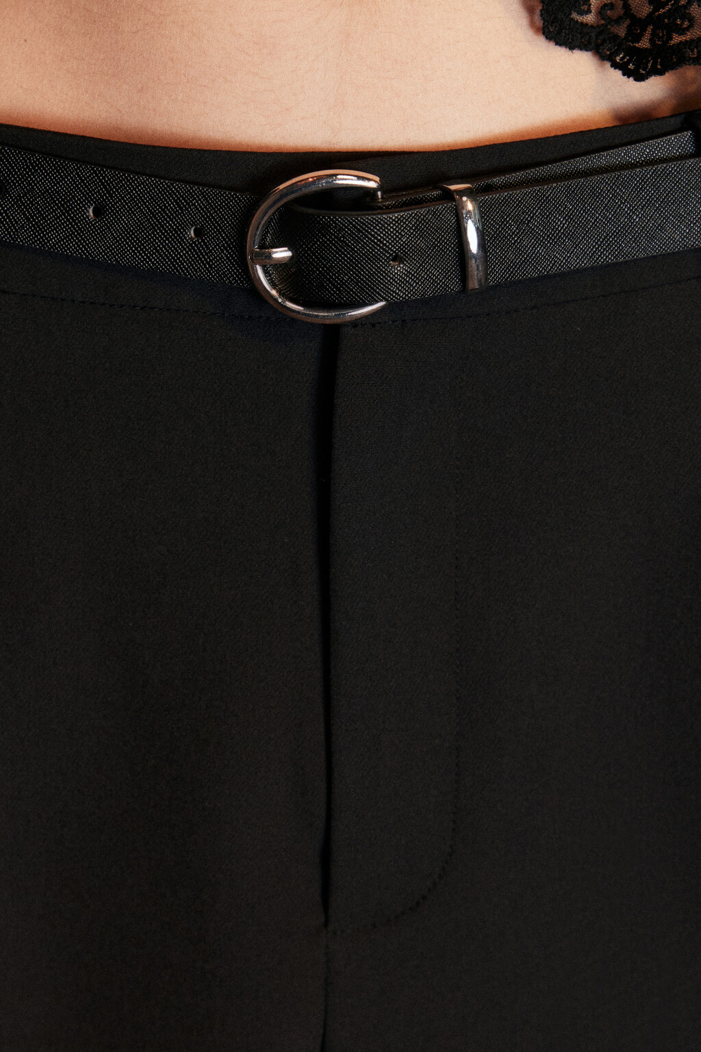 Брюки-бананы костюмные с ремнем - цвет черный - 5