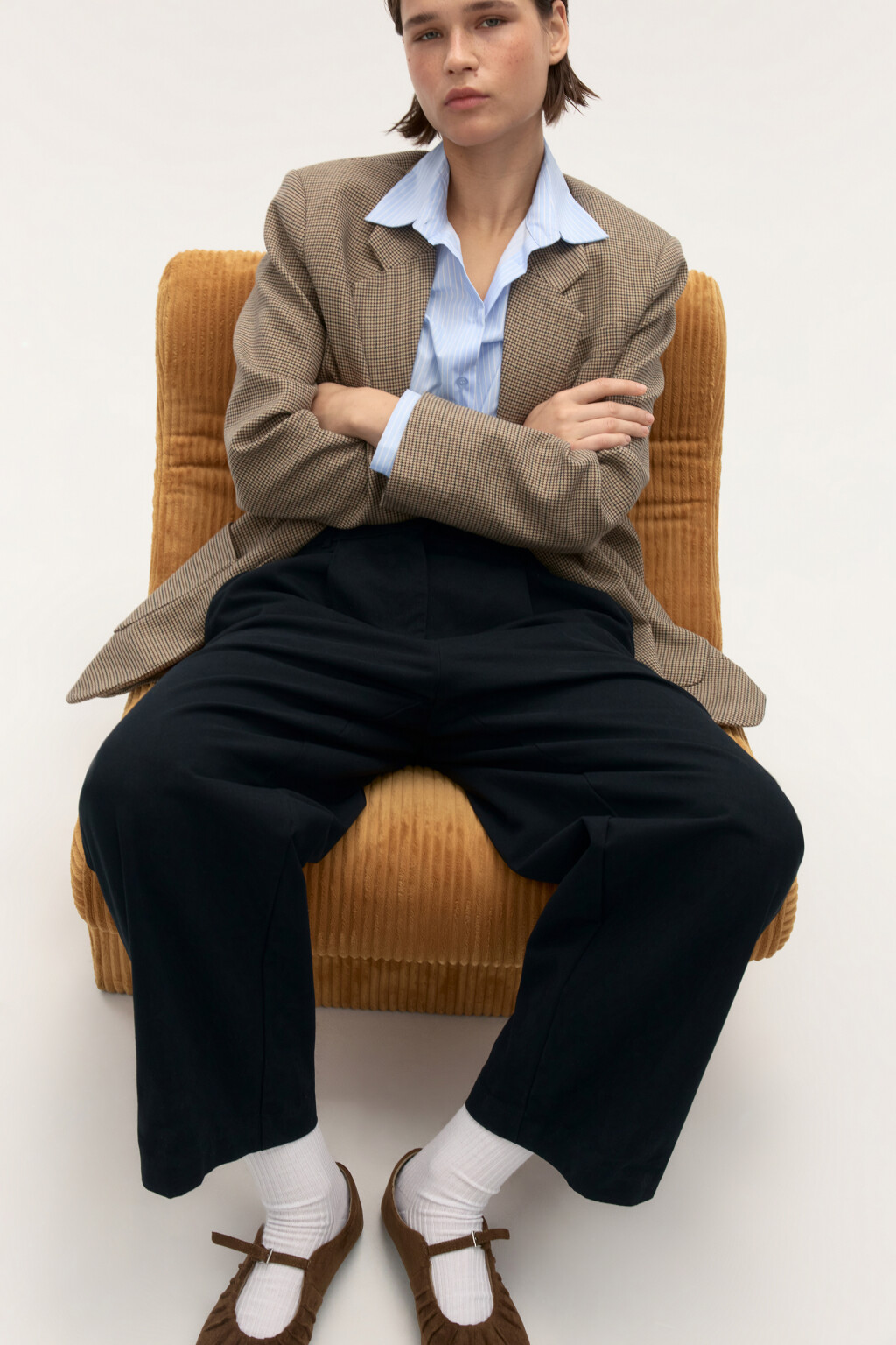 Брюки barrel fit со стрелками - цвет черный - 1