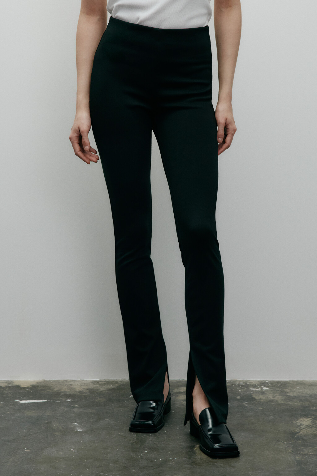 Брюки облегающие с разрезами - цвет черный - 2