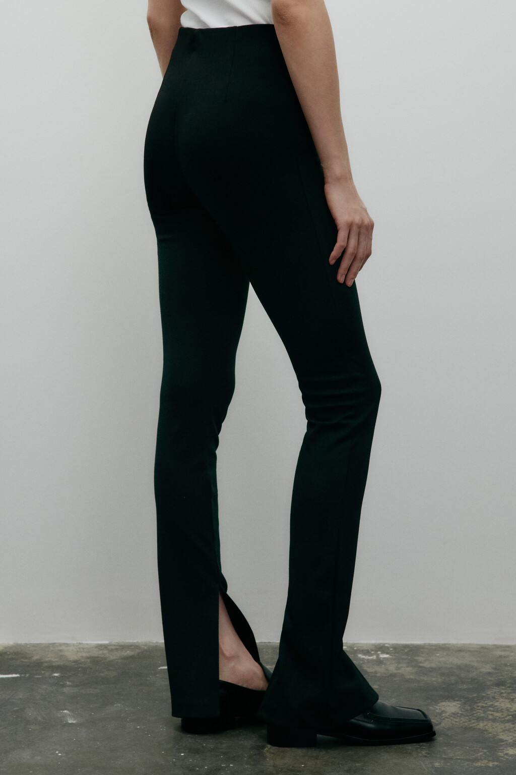 Брюки облегающие с разрезами - цвет черный - 3