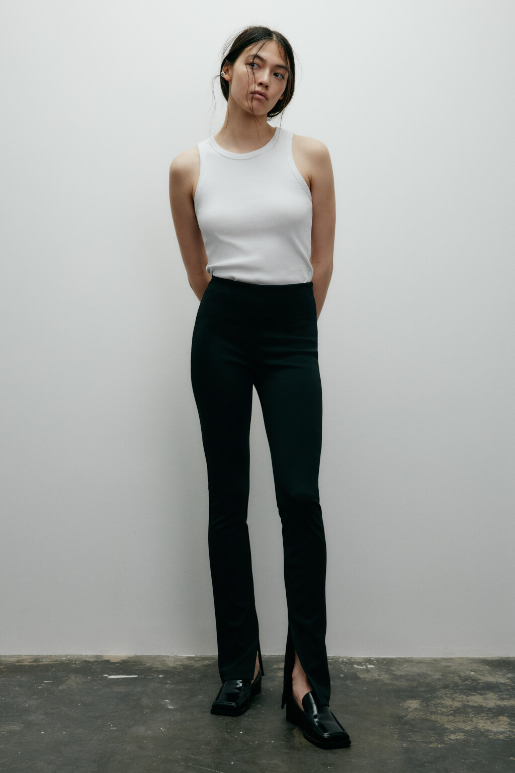 Брюки облегающие с разрезами - цвет черный - 4