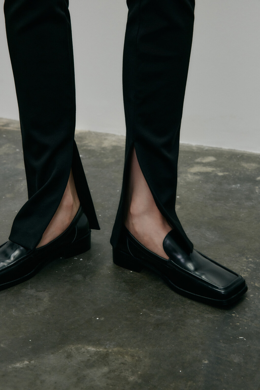 Брюки облегающие с разрезами - цвет черный - 5