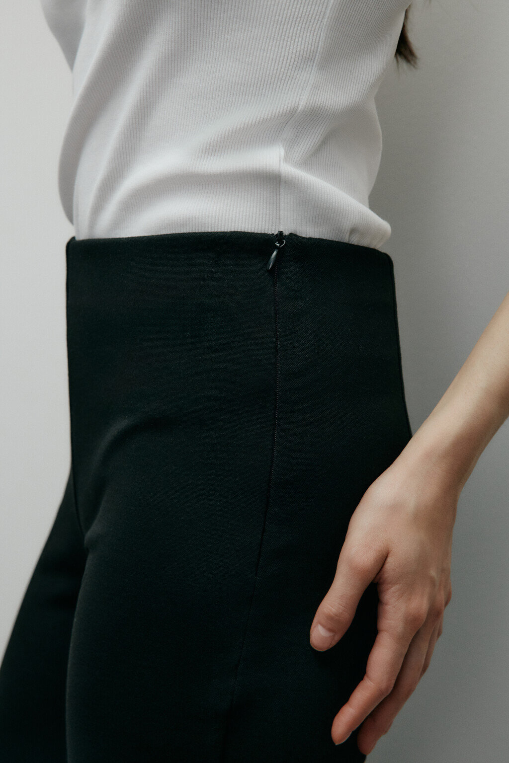 Брюки облегающие с разрезами - цвет черный - 6