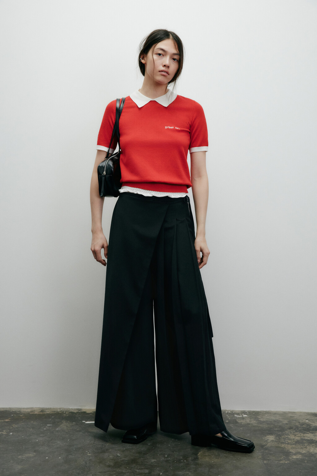 Брюки широкие костюмные с баской - цвет черный - 2