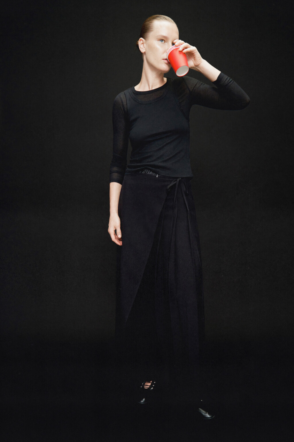 Брюки широкие костюмные с баской - цвет черный - 1