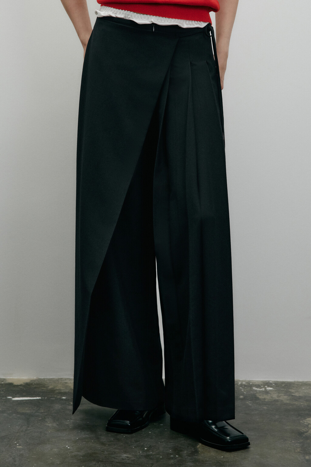 Брюки широкие костюмные с баской - цвет черный - 3