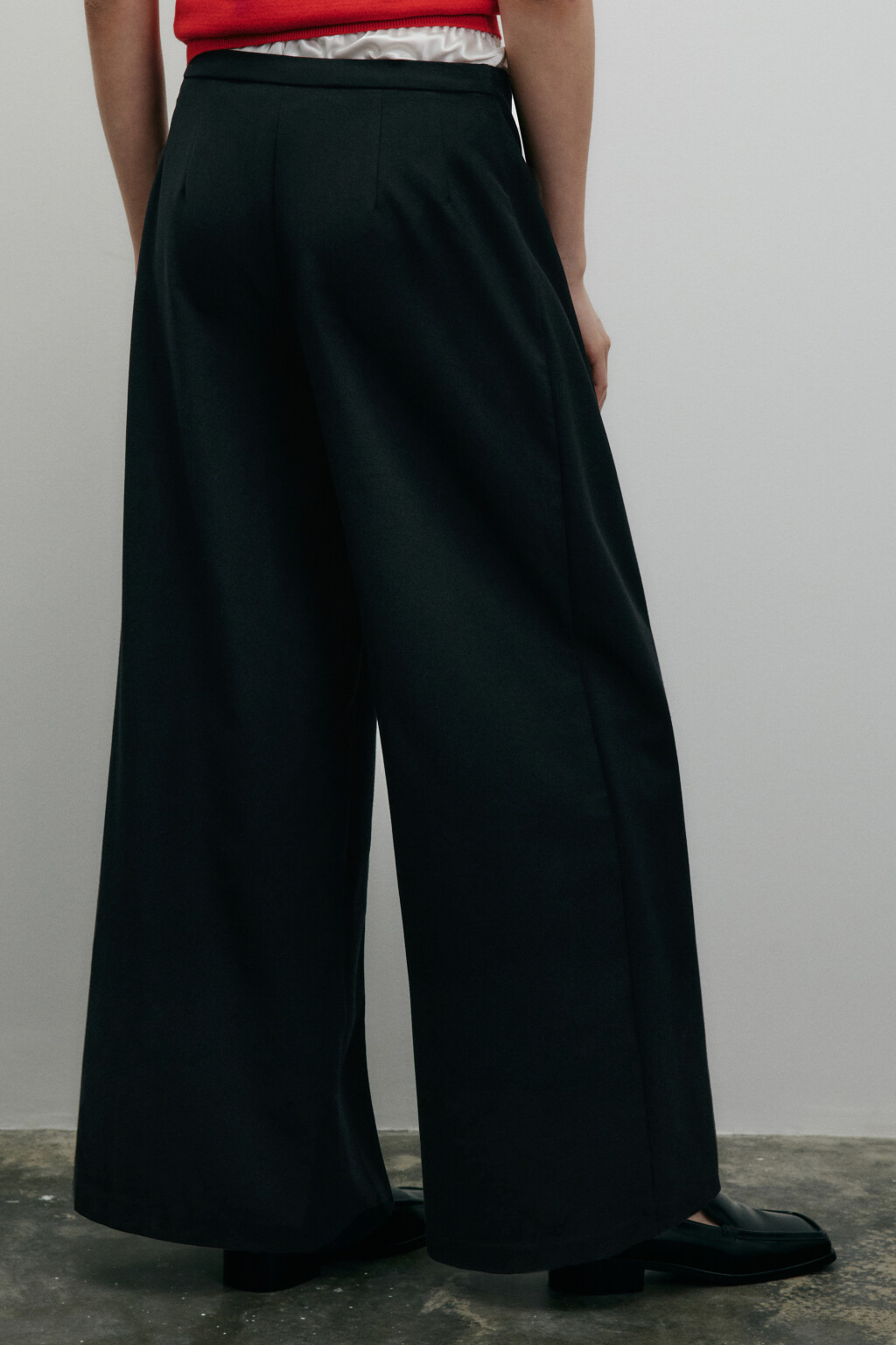 Брюки широкие костюмные с баской - цвет черный - 4