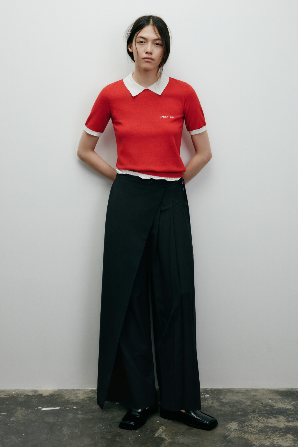 Брюки широкие костюмные с баской - цвет черный - 5