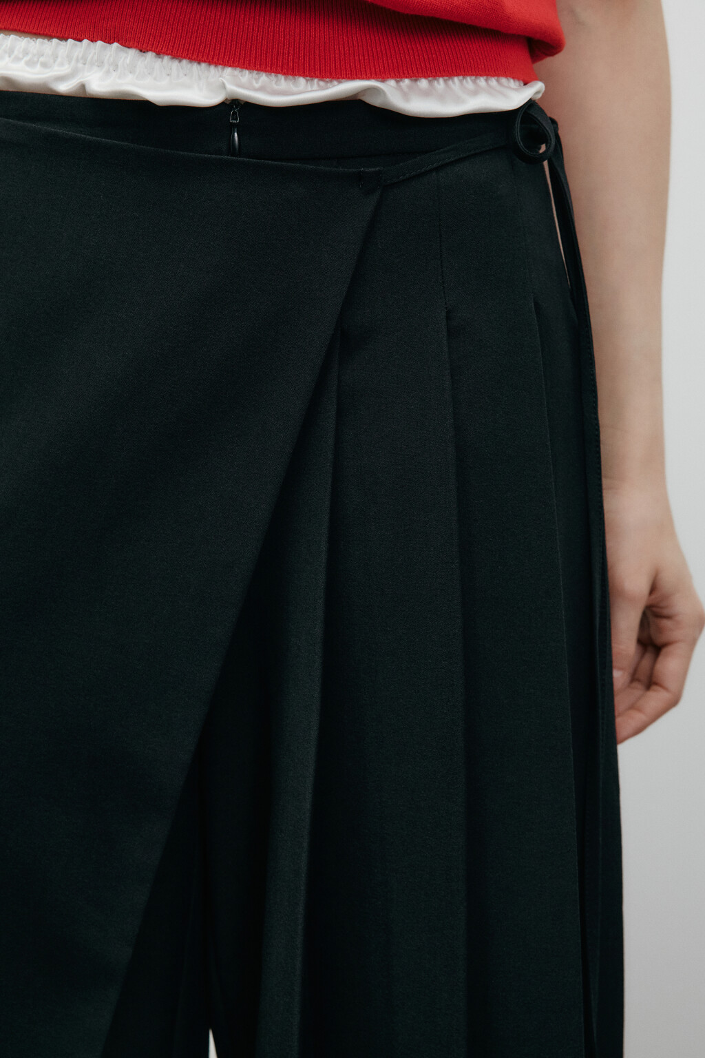 Брюки широкие костюмные с баской - цвет черный - 6