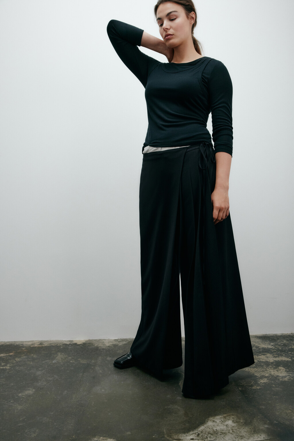 Брюки широкие костюмные с баской - цвет черный - 1