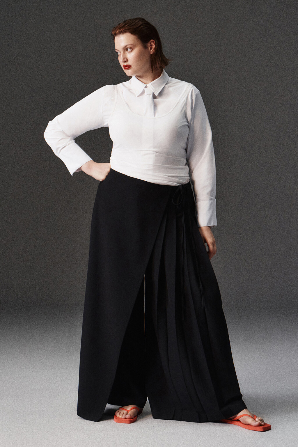 Брюки широкие костюмные с баской - цвет черный - 8