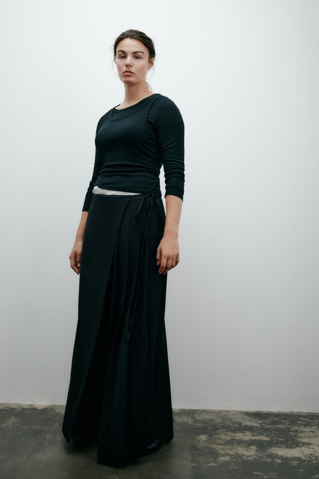 Брюки широкие костюмные с баской - цвет черный - 2