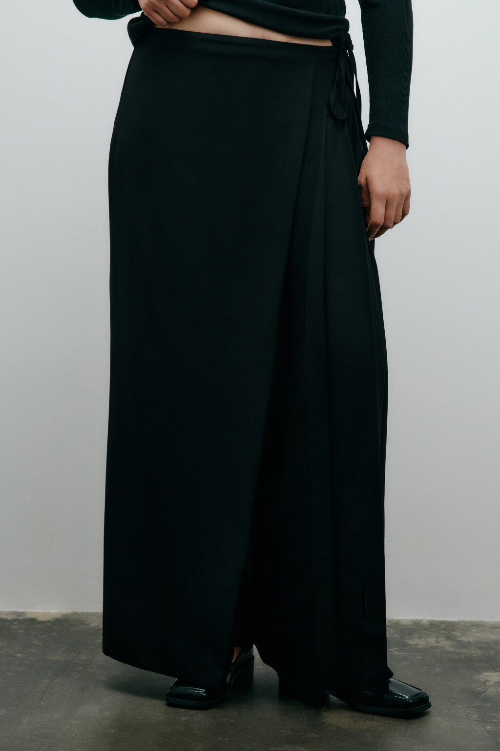 Брюки широкие костюмные с баской - цвет черный - 3