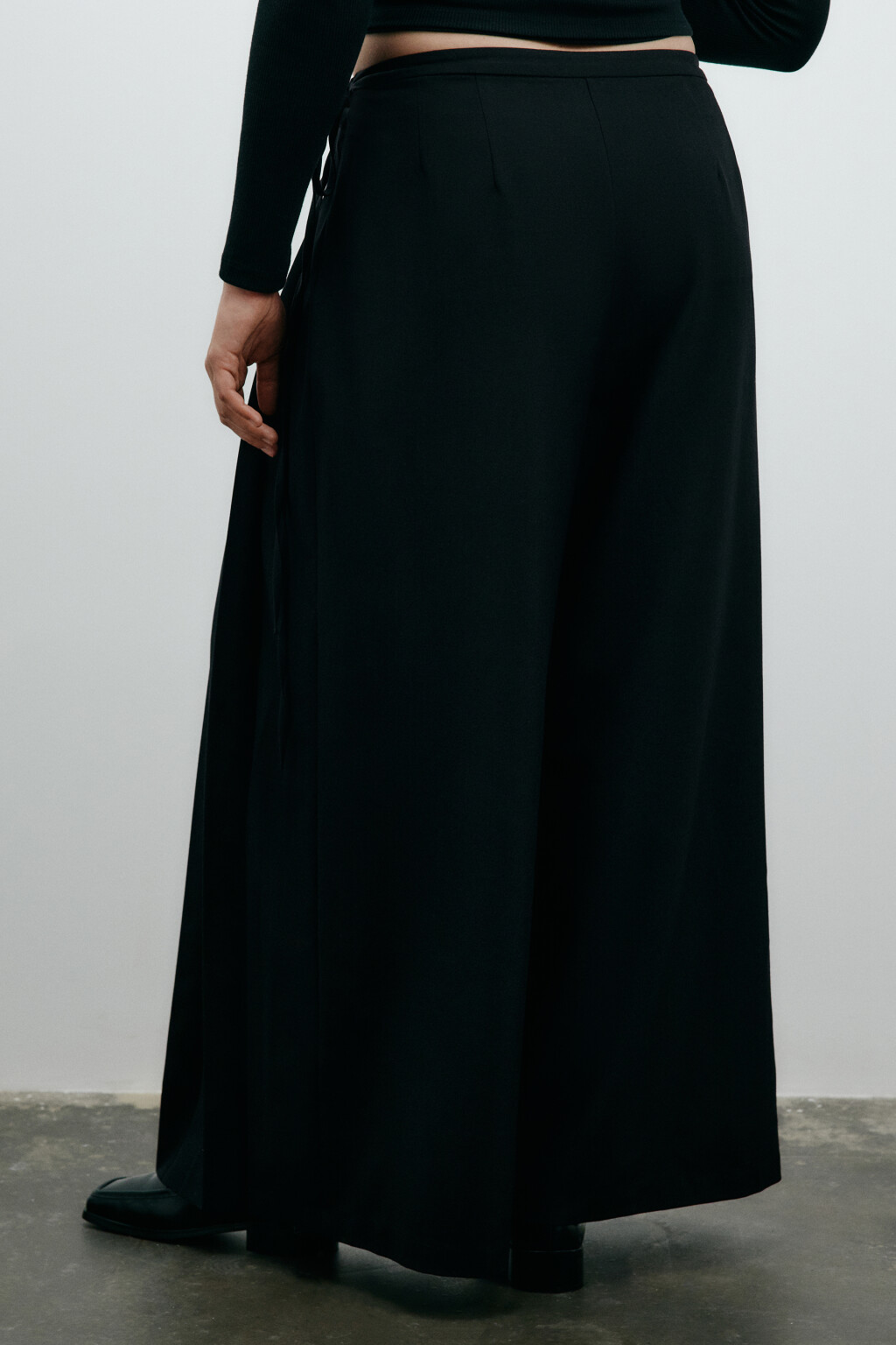 Брюки широкие костюмные с баской - цвет черный - 4