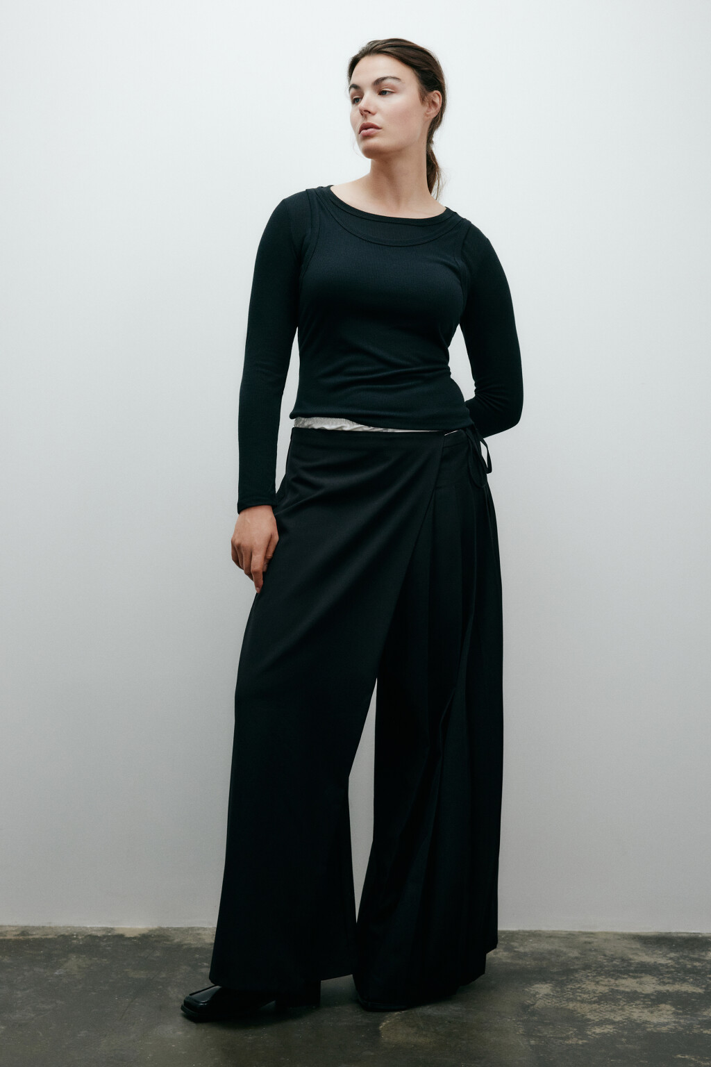 Брюки широкие костюмные с баской - цвет черный - 5