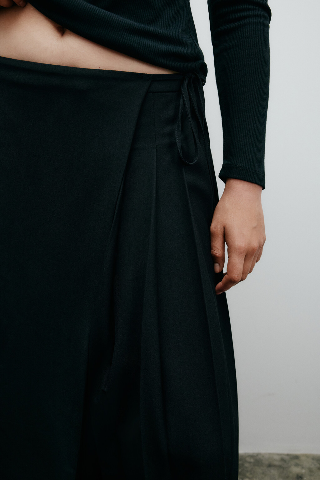 Брюки широкие костюмные с баской - цвет черный - 6