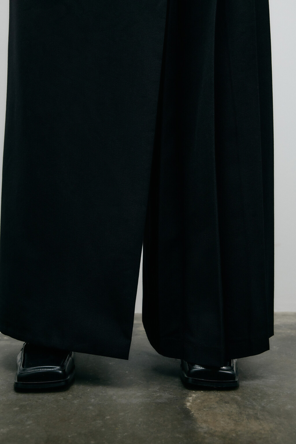 Брюки широкие костюмные с баской - цвет черный - 7