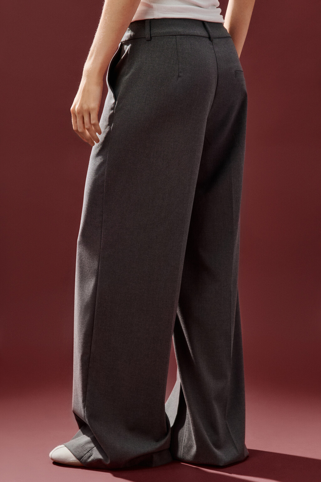 Брюки костюмные с разрезами - цвет серый - 4