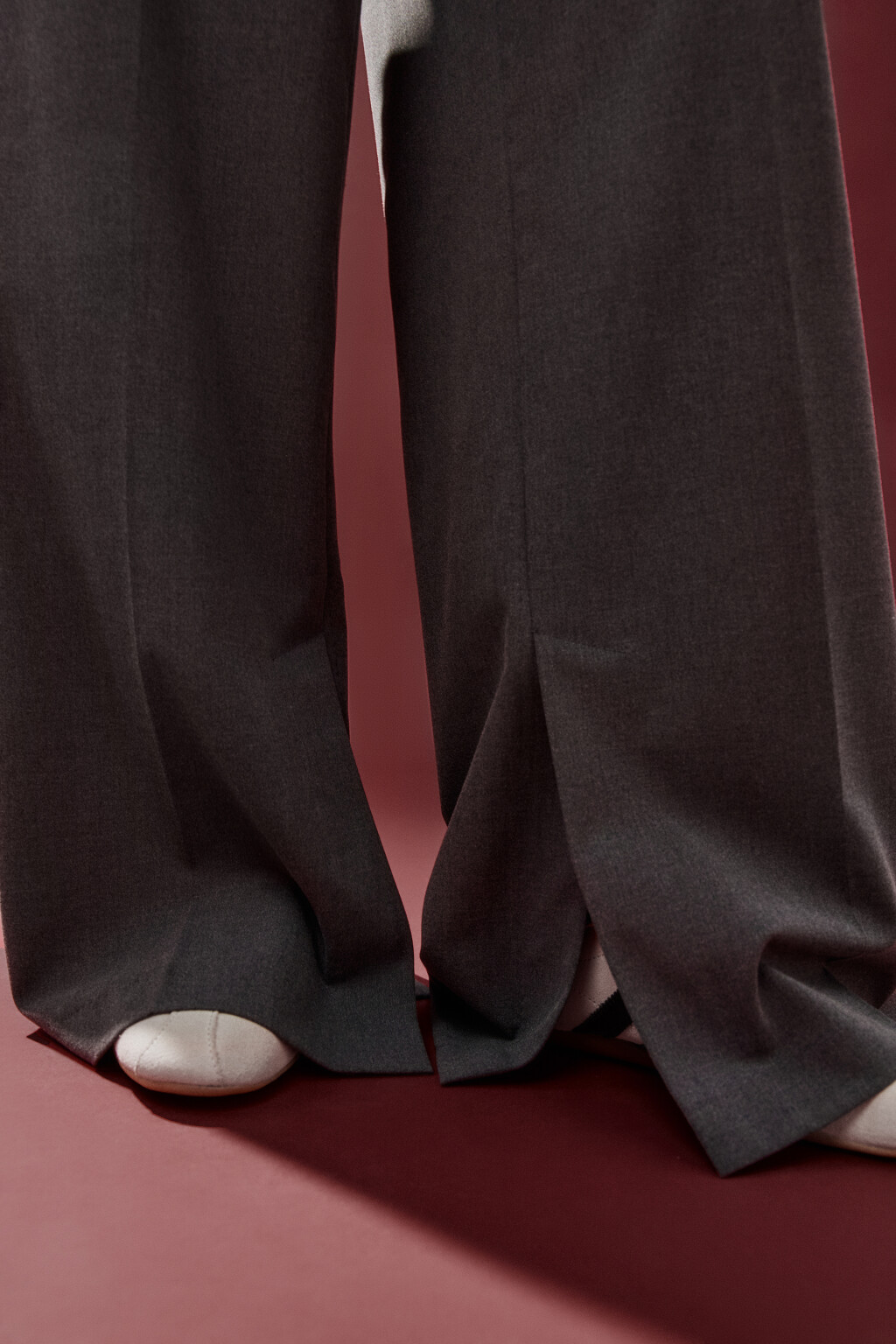 Брюки костюмные с разрезами - цвет серый - 7